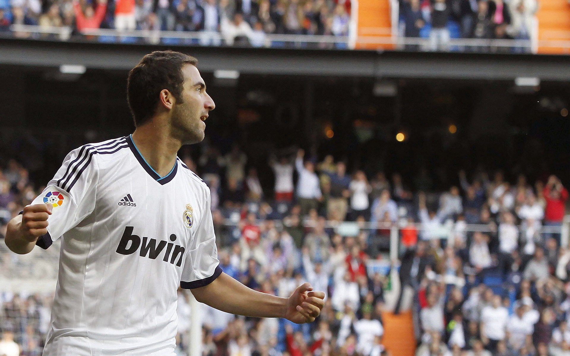 亚洲杯中国足球爆冷 球迷呼吁体系改革，中国足球队亚洲杯